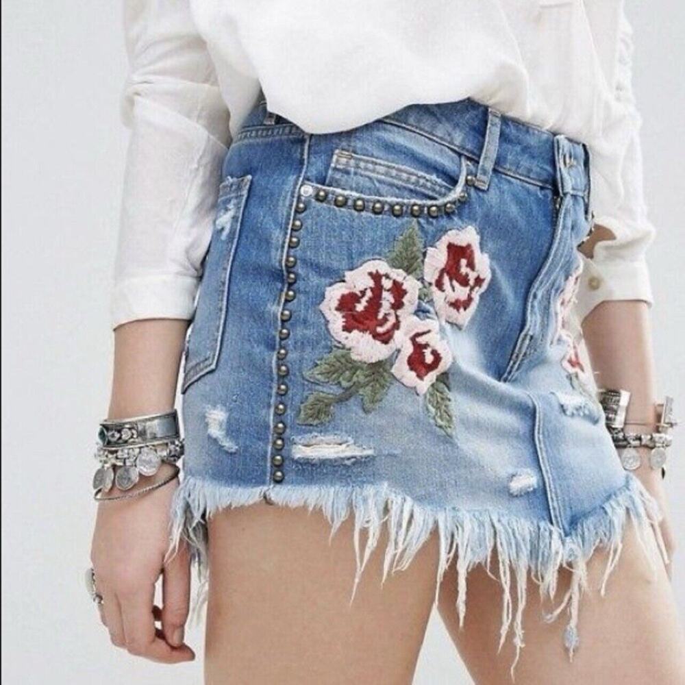 Free People Wild Rose Embroidered Denim Mini Skirt 25 2 Distressed Boho Festival